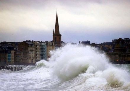 Assistez aux plus grandes marées d'Europe à St-Malo, séjour tonique assuré